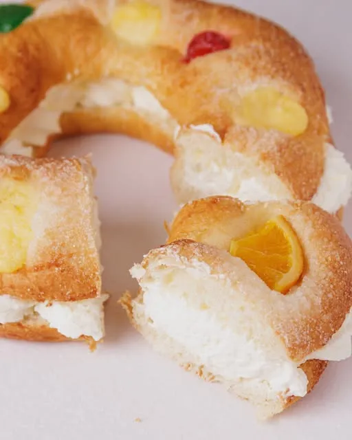 Roscón de Reyes relleno de nata