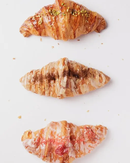 Tres cruasanes rellenos con diferentes coberturas