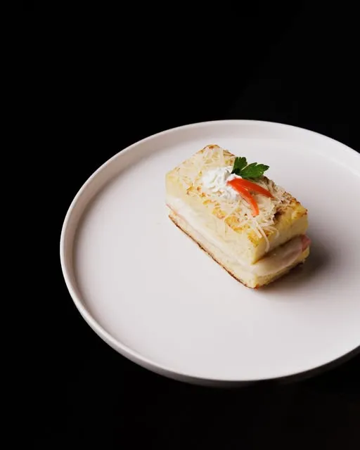 Porción de pastel de crema sobre plato blanco