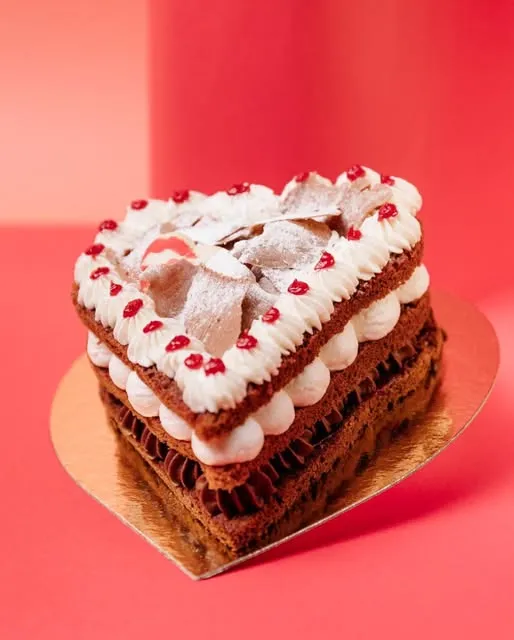 Tarta de corazón con nata y chocolate