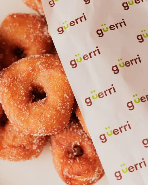 Rosquillas azucaradas con papel de Güerri
