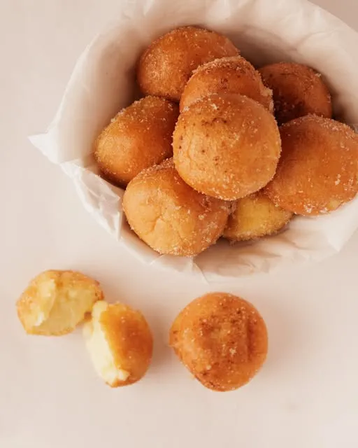 Buñuelos recién hechos en una cesta