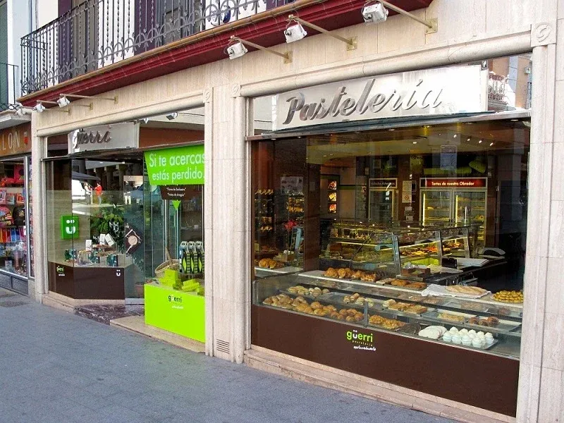 Fachada de la pastelería en la calle Romero