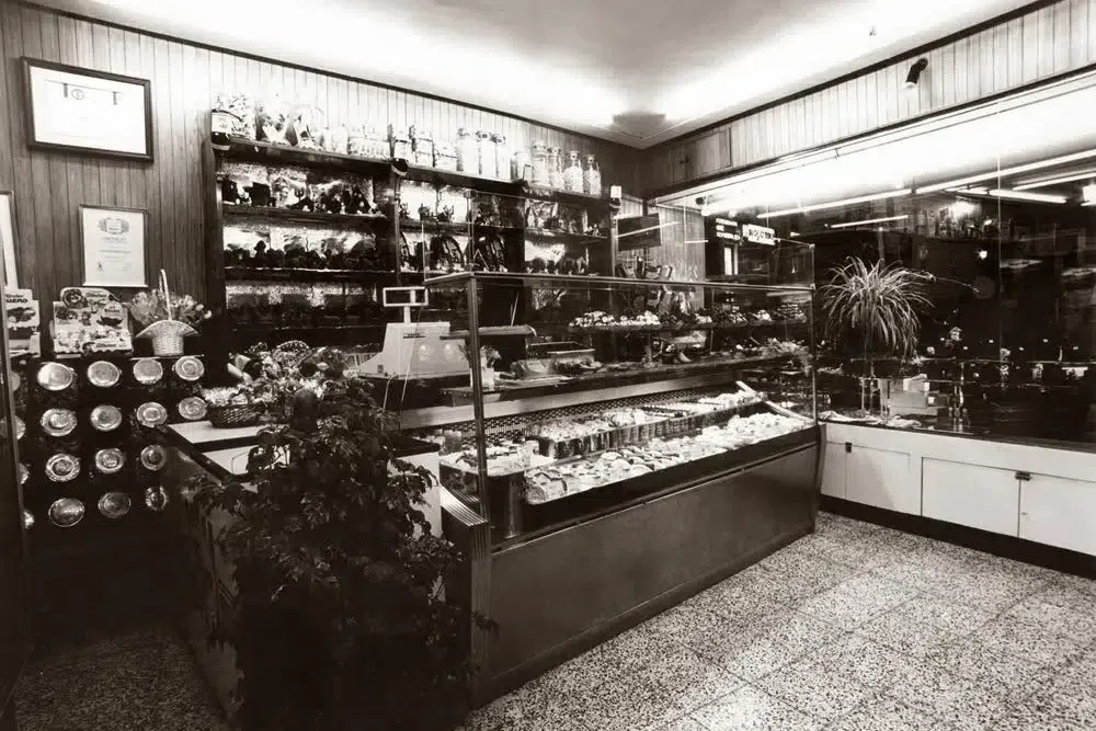 La tienda en sus primeros años, en blanco y negro