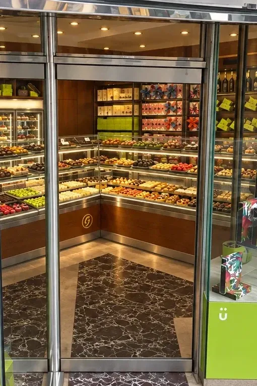 La entrada de la tienda de la calle Romero, con el rótulo de Güerri y el mostrador al fondo